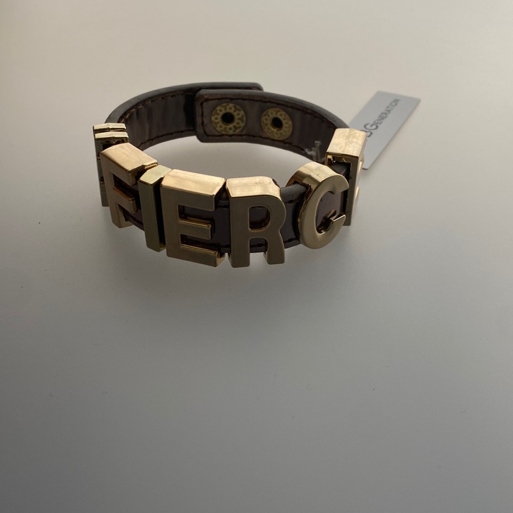 Womens bracelet with snap buttons on back, never worn, tag still on bracelet